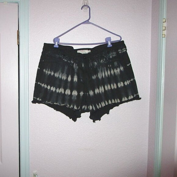 TORRID Tie-Dye DENIM Size 22 Midi SHORTS High Rise STRETCH Black FRINGE Jean - Picture 1 of 11
